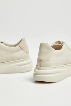 Beżowe sneakersy skórzane na platformie