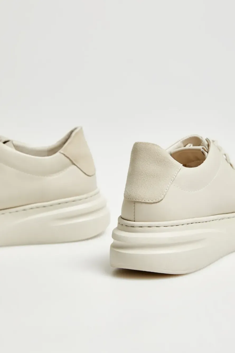 Beżowe sneakersy skórzane na platformie