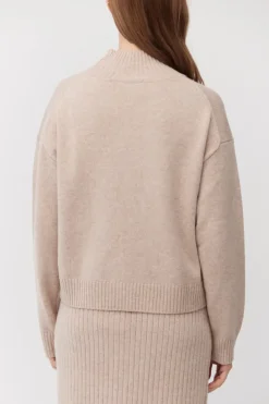 Beżowy sweter półgolf z wełny merynosowej