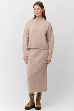 Beżowy sweter półgolf z wełny merynosowej