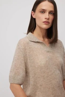 Beżowy sweter z kołnierzykiem polo z baby suri alpaką