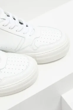 Białe skórzane buty sportowe na koturnie