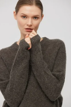 Brązowy sweter z wełną alpaki