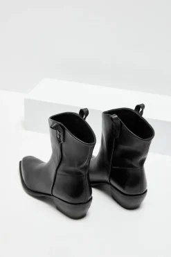 Buty ze skóry z kwadratowym noskiem