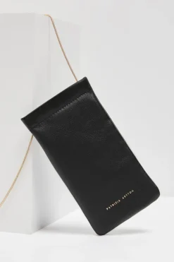 Czarne skórzane etui na okulary, telefon