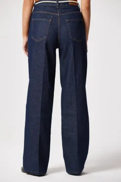 Granatowe szerokie spodnie jeans