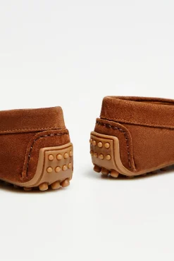 Koniakowe buty loafersy z zamszu z kokardą