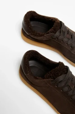 Zamszowe czekoladowe sneakersy z futerkiem